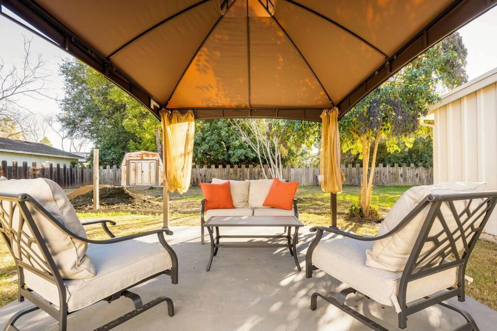 הוילה יובה סיטי 5 Beds, 2 Full Baths, W/Gazebo, W/Fenced Backyard מראה חיצוני תמונה